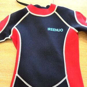 Ireenuo Kids Wesuit 2.5mm Red/Black Back Zip Like New Size 10 Kids